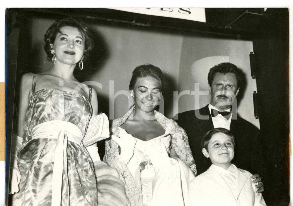 1958 FESTIVAL DI CANNES Milly VITALE Franca BETTOJA Saro URZI Edoardo NEVOLA Fotografia d'epoca con didascalia coeva.La fotografia mostra gli attori alla presentazione del film"L'uomo di paglia".  CONDIZIONI: G FORMATO: 18x13 cm     originale e autentica 1
