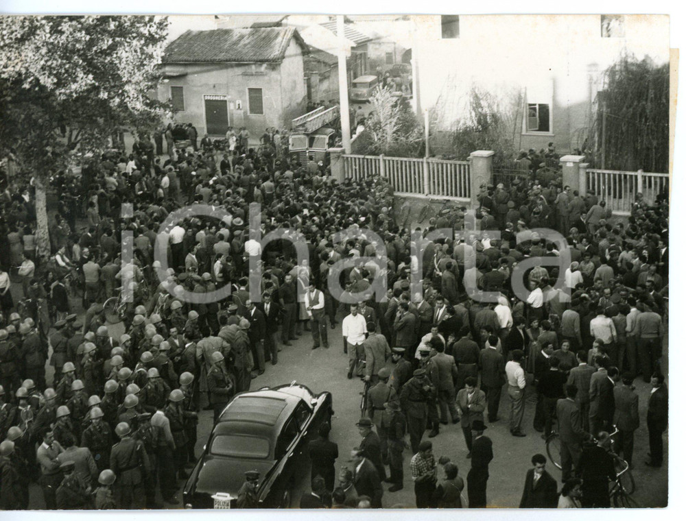 1956 TERRAZZANO DI RHO Blitz nel sequestro di 96 bambini di scuola elementare Fotografia d'epoca con didascalia coeva.  CONDIZIONI: G FORMATO: 18x13 cm     originale e autentica 1