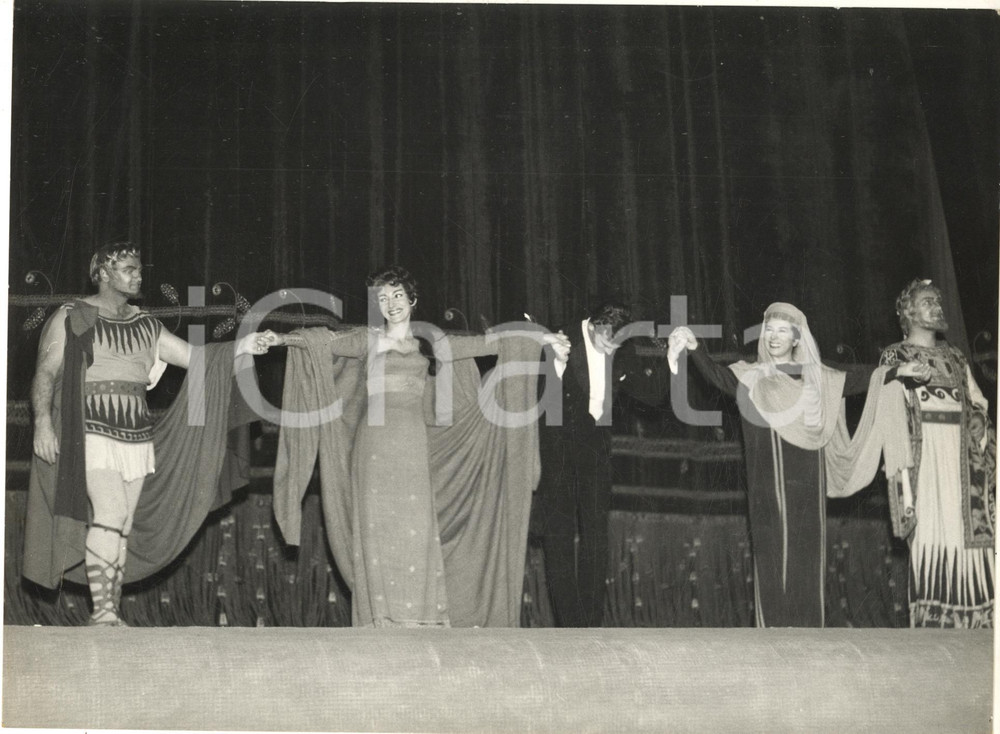 1961 MILANO Teatro alla Scala - Maria CALLAS sul palco dopo "Medea" - Foto 24x18 Fotografia d'epoca con didascalia coeva al verso.Sono ritratti: Giulietta Simionato, Thomas Schippers e Maria Callas. CONDIZIONI: FAIR (lieve piegatura marginale)FORMATO: 24x18 cm    originale e autentica 1