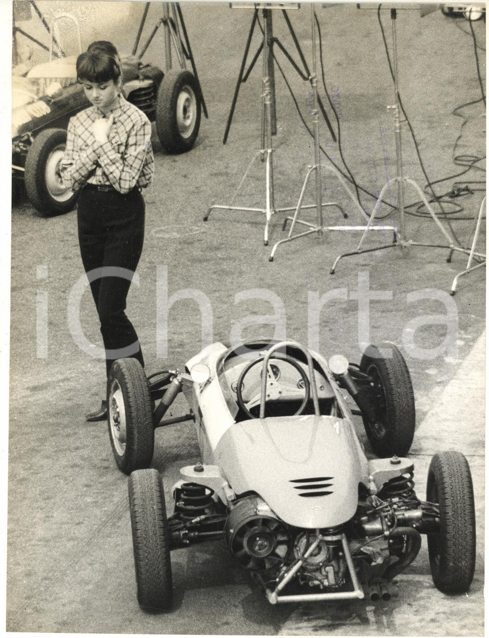 1966 AUTODROMO DI MONZA Gigliola CINQUETTI guida una MONZA 850 *Foto 18x24 cm Fotografia d'epoca con didascalia coeva al verso.  CONDIZIONI: POOR (sovraimpressione dell'inchiostro; danni da umidit&agrave; all'angolo superiore sinistro) FORMATO: 18x24 cm    originale e autentica 1
