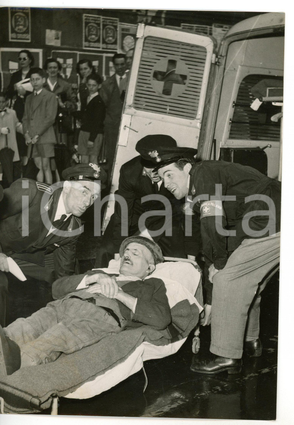 1953 MILANO Elezioni politiche - Invalido trasportato alle urne dai Carabinieri