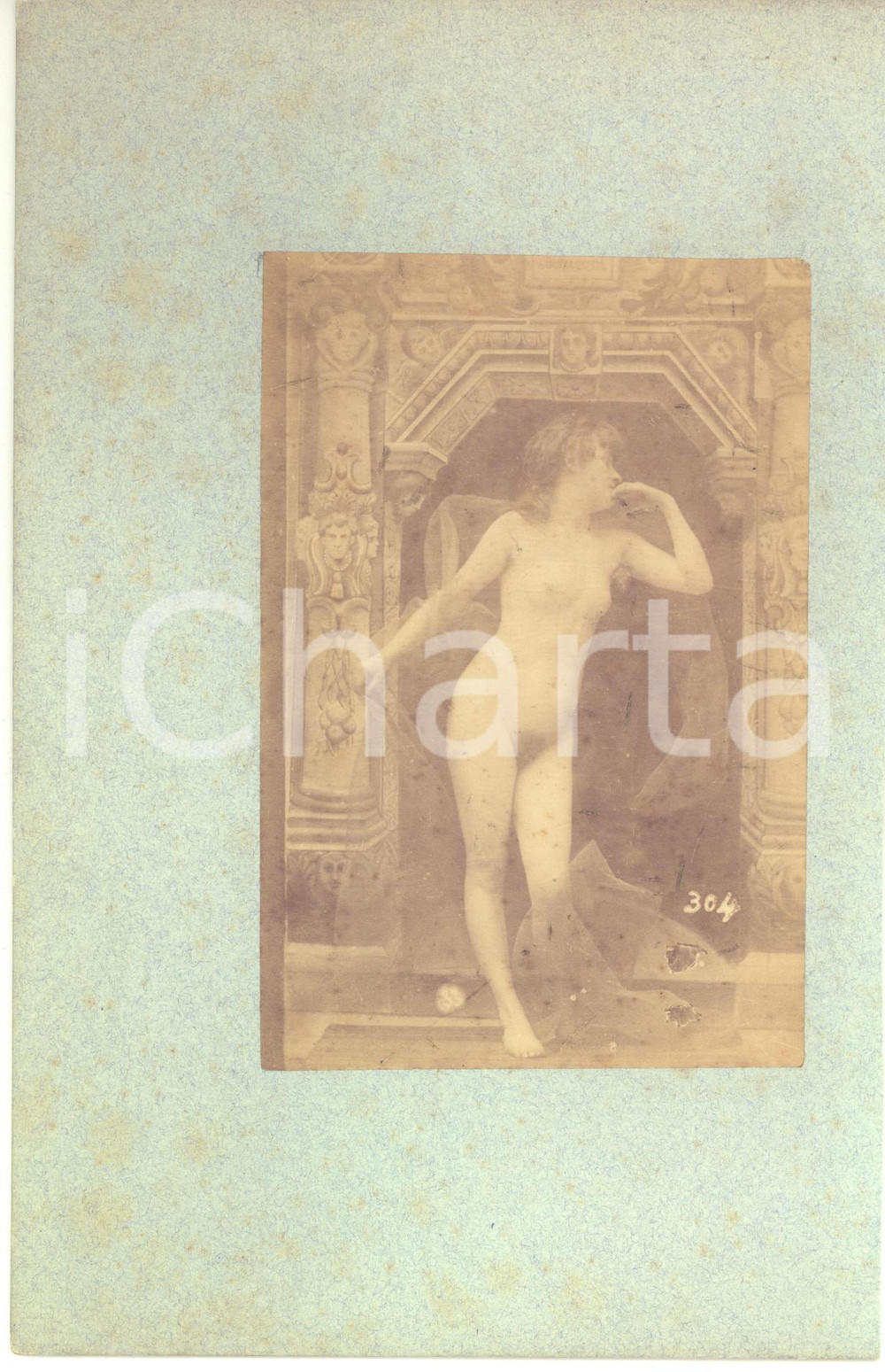 1910 ca VINTAGE EROTIC Nude woman in a classic decor - RARE Photo Fotografia originale d'epoca, montata su cartoncino rigido.FORMATO: 16x24 cm (cartoncino); 10x14 cm (fotografia)CONDIZIONI: FAIR (difetti di stampa)    originale e autentica 1