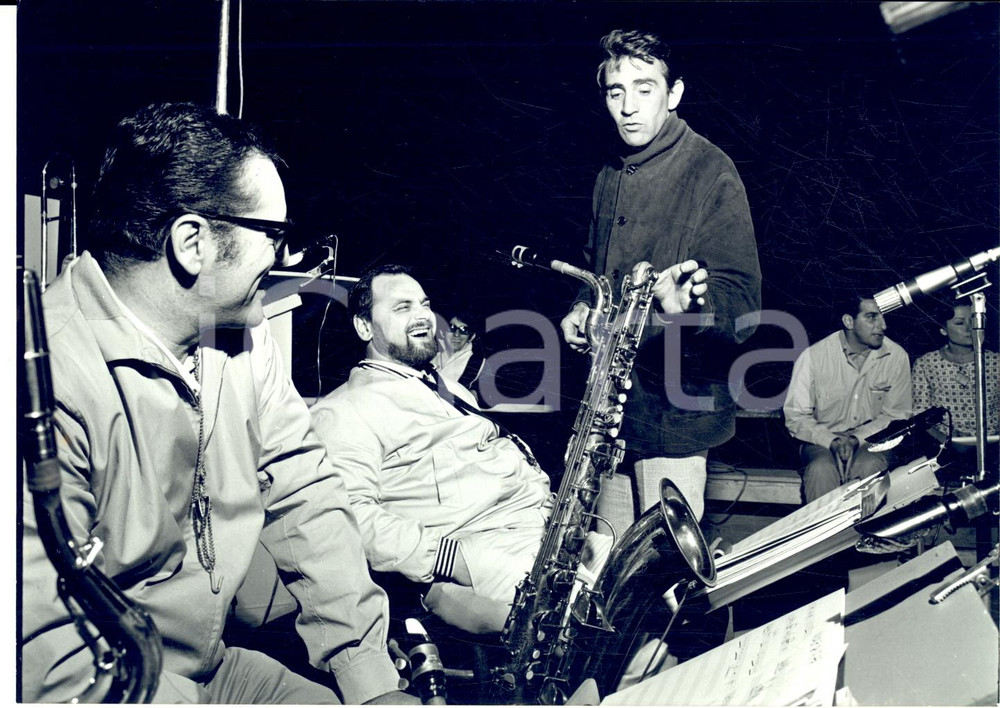 1967 CANTAGIRO CATANIA Intermezzo con Walter CHIARI *Fotografia 18x13 cm  Fotografia d'epoca con didascalia coeva.  CONDIZIONI: G FORMATO: 18x13 cm     originale e autentica 1