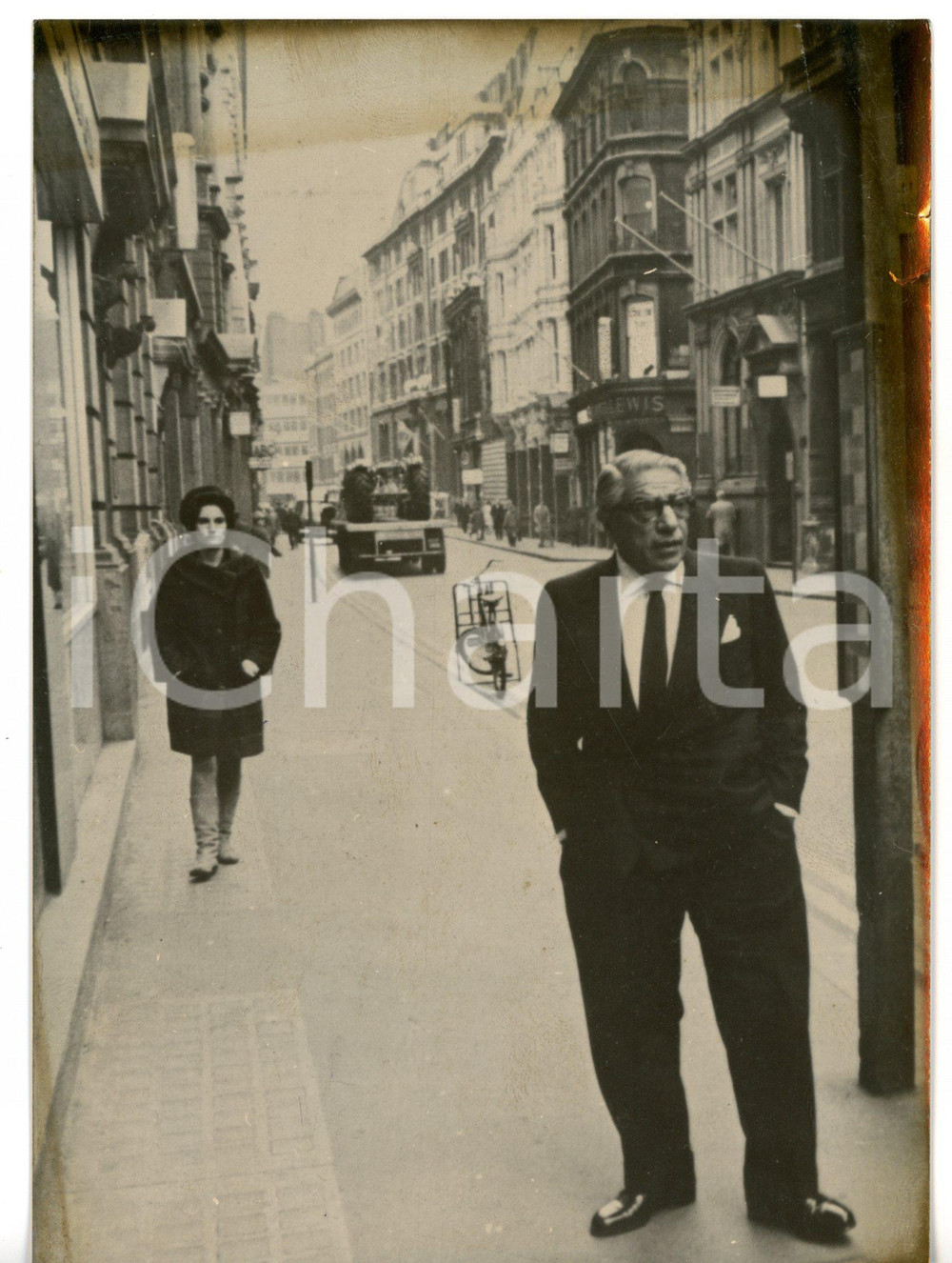 1968 LONDON Aristotele ONASSIS in viaggio per affari *Foto DANNEGGIATA 13x18 cm Fotografia d'epoca con didascalia coeva.  CONDIZIONI: POOR (bruniture ai margini; bassa qualit&agrave; di stampa; piccole piegature al margine destro) FORMATO: 13x18 cm     originale e autentica 1