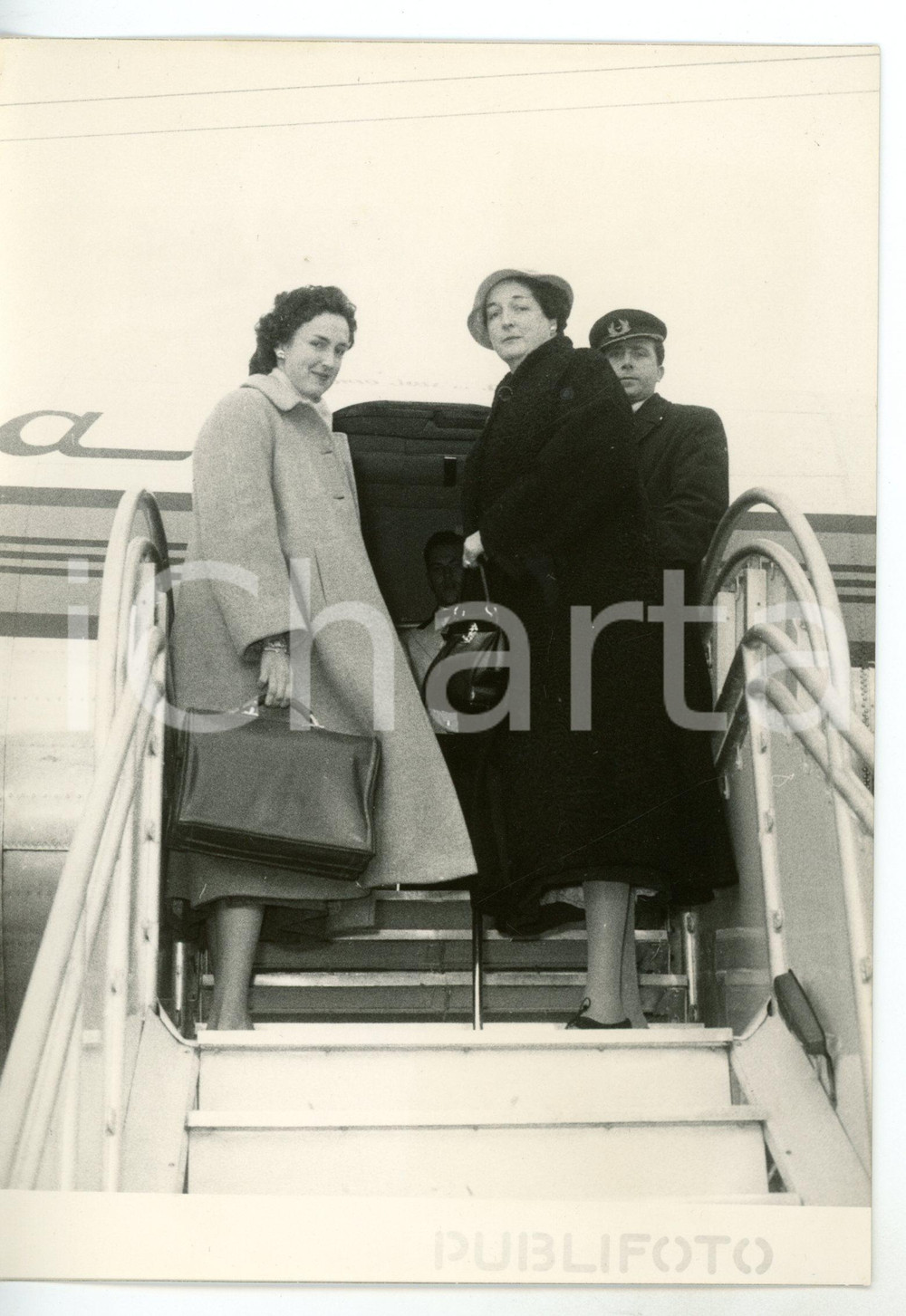 1955 ROMA Anna D'AOSTA e Maria Cristina di SAVOIA-AOSTA in partenza per NAIROBI Fotografia d'epoca con didascalia coeva.  CONDIZIONI: G FORMATO: 13x18 cm     originale e autentica 1