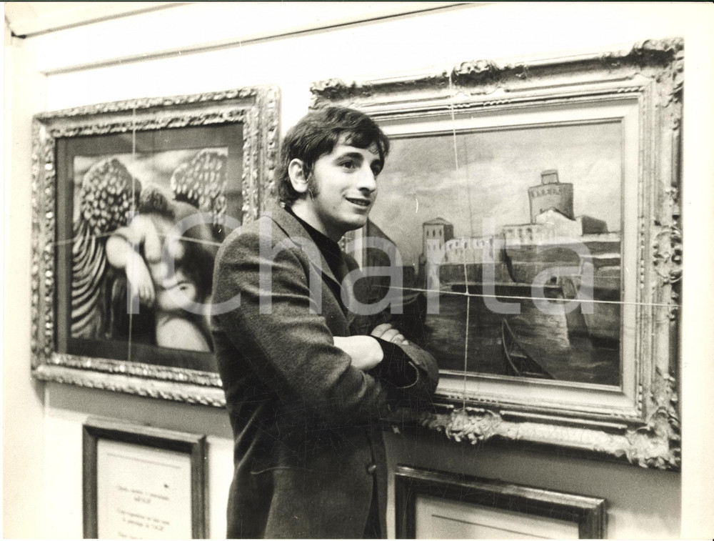 1967 CANTAEUROPA Mario LUSINI con i quadri che viaggiano con i cantanti *Foto Fotografia d'epoca con didascalia coeva al verso. CONDIZIONI: FAIR (piegatura angolare e bruniture marginali)FORMATO: 24x18 cm     originale e autentica 1