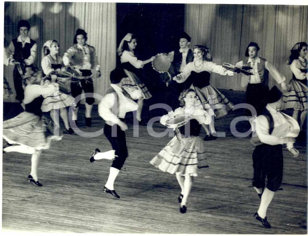 1966 MILANO TEATRO ALLA SCALA Balletto - Igor MOISEEV in una tarantella *Foto Fotografia d'epoca con didascalia coeva. CONDIZIONI: POOR (vasta piegatura all'angolo inferiore destro) FORMATO: 24x18 cm    originale e autentica 1