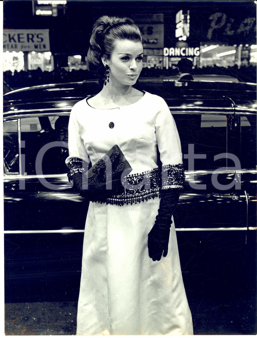1966 NEW YORK Senta BERGER arriva alla prima di "Cast a Giant Shadow" *Foto  Fotografia d'epoca, con didascalia coeva al verso.   CONDIZIONI: FAIR (bruniture) FORMATO: 18x24 cm     originale e autentica 1