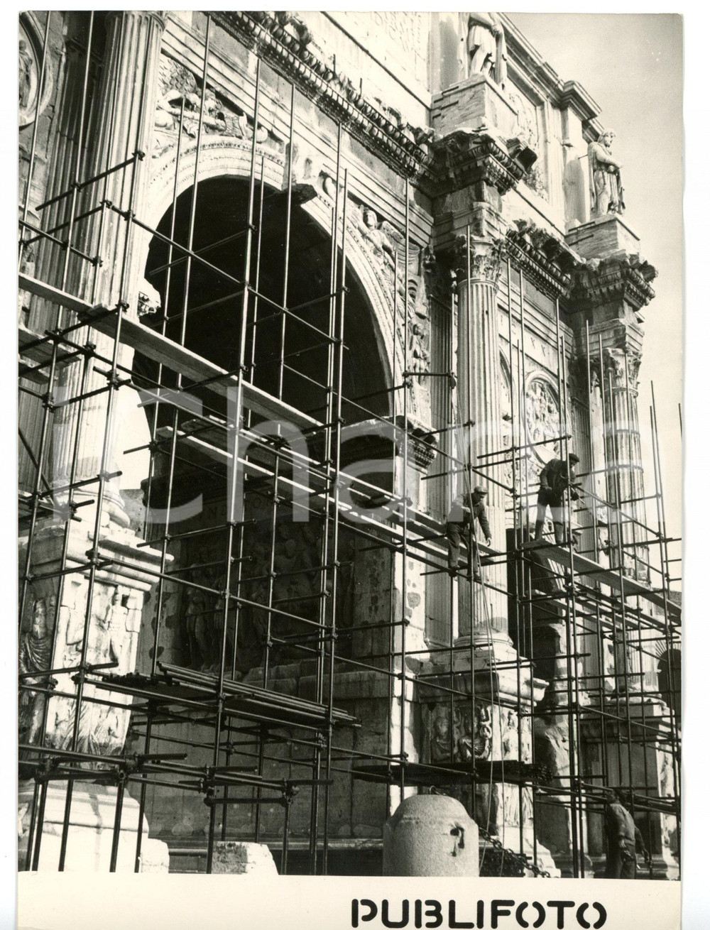 1955 ROMA Restauro ARCO DI COSTANTINO - Operai al lavoro sulle impalcature *Foto Fotografia d'epoca con didascalia coeva.  CONDIZIONI: G (ma lieve ondulatura al margine destro) FORMATO: 13x18 cm     originale e autentica 1