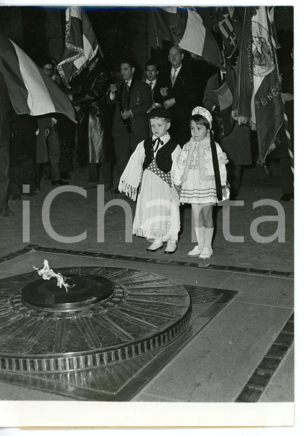 1957 PARIS Bambini in costume ungherese ravvivano fiamma del Milite Ignoto *Foto