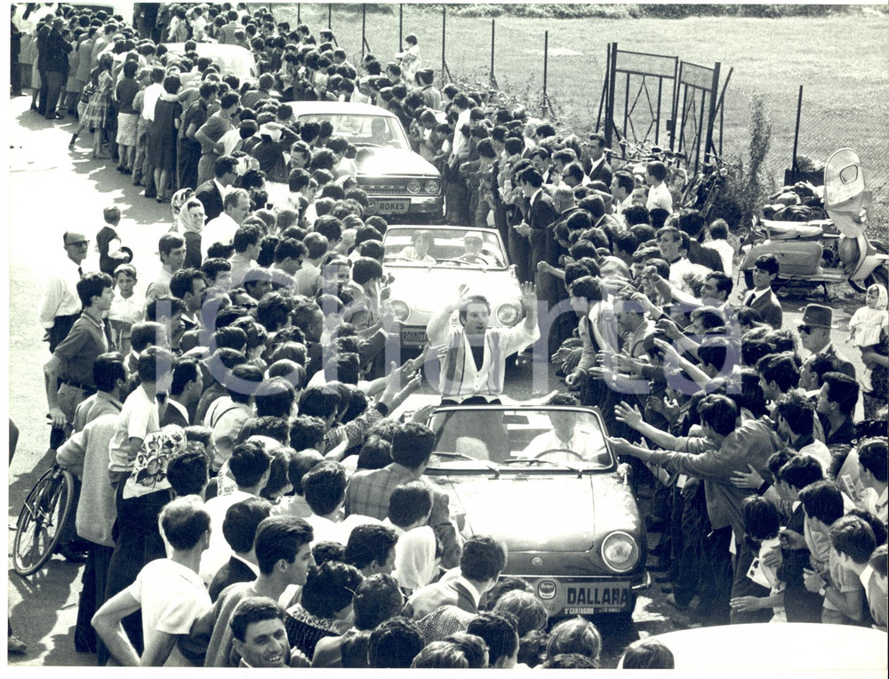 1966 CANTAGIRO BUSTO ARSIZIO Tony DALLARA e MICHELE acclamati dalla folla *Foto Fotografia d'epoca con didascalia coeva al verso. CONDIZIONI: GFORMATO: 24x18 cm     originale e autentica 1