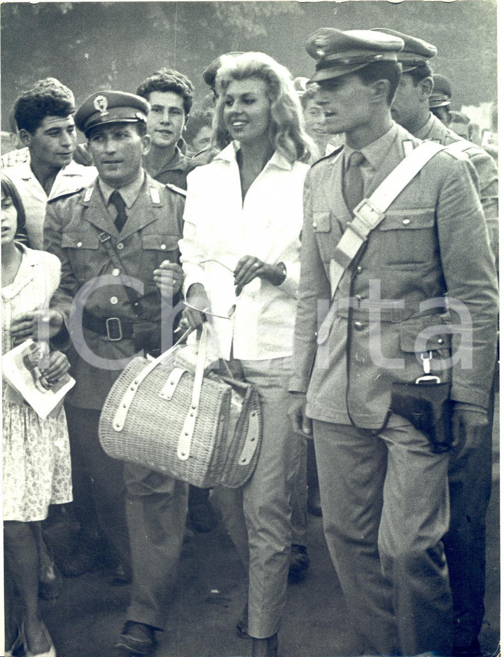 1960 ROMA RALLY DEL CINEMA Liz KUBISCA arriva scortata dai carabinieri *Foto Fotografia d'epoca con didascalia coeva.  CONDIZIONI: G FORMATO:  18x24 cm    originale e autentica 1