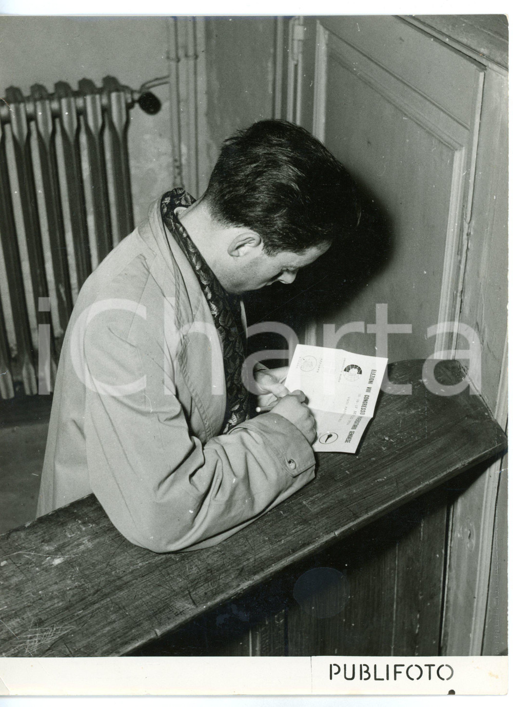 1954 GENOVA Elezioni universitarie - Studente compila la scheda elettorale *Foto Fotografia d'epoca con didascalia coeva.  CONDIZIONI: POOR (piegature e strappetti ai margini; piccoli difetti di stampa) FORMATO: 18x24 cm     originale e autentica 1