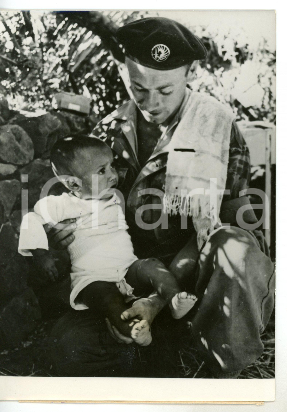 1957 MILIANA (ALGERIA) Paracadutista 14° RCP con bambino arabo tra le braccia
