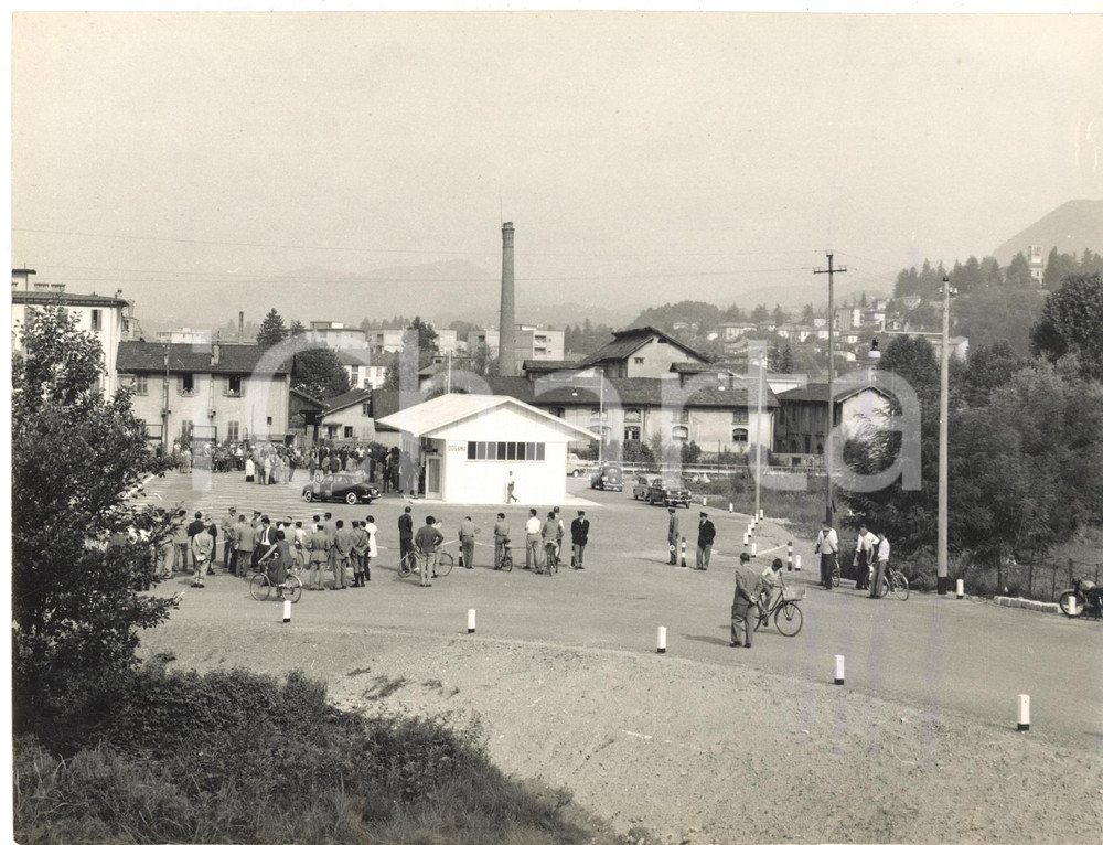 1959 PONTE CHIASSO Apertura del nuovo valico di BROGEDA *Foto 24x18 cm Fotografia d'epoca con didascalia coeva. CONDIZIONI: POOR (piegature al margine inferiore) FORMATO: 24x18 cm    originale e autentica 1
