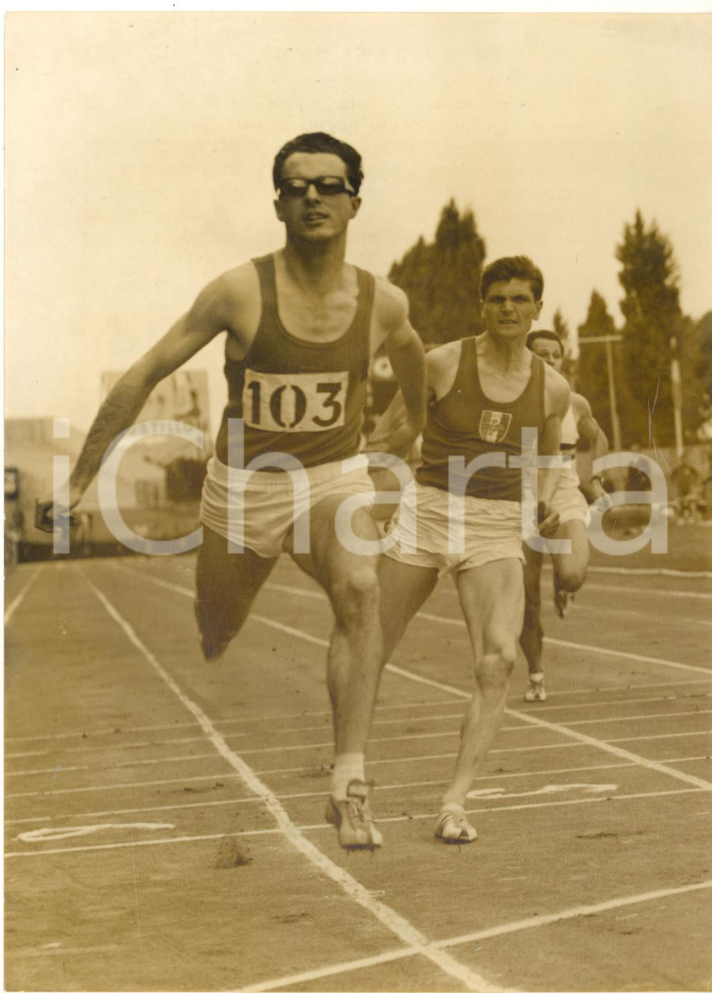 1961 COLOMBES Six Nations Athlétisme - Lino BERRUTI Jocelyn DELECOUR à l'arrivée
