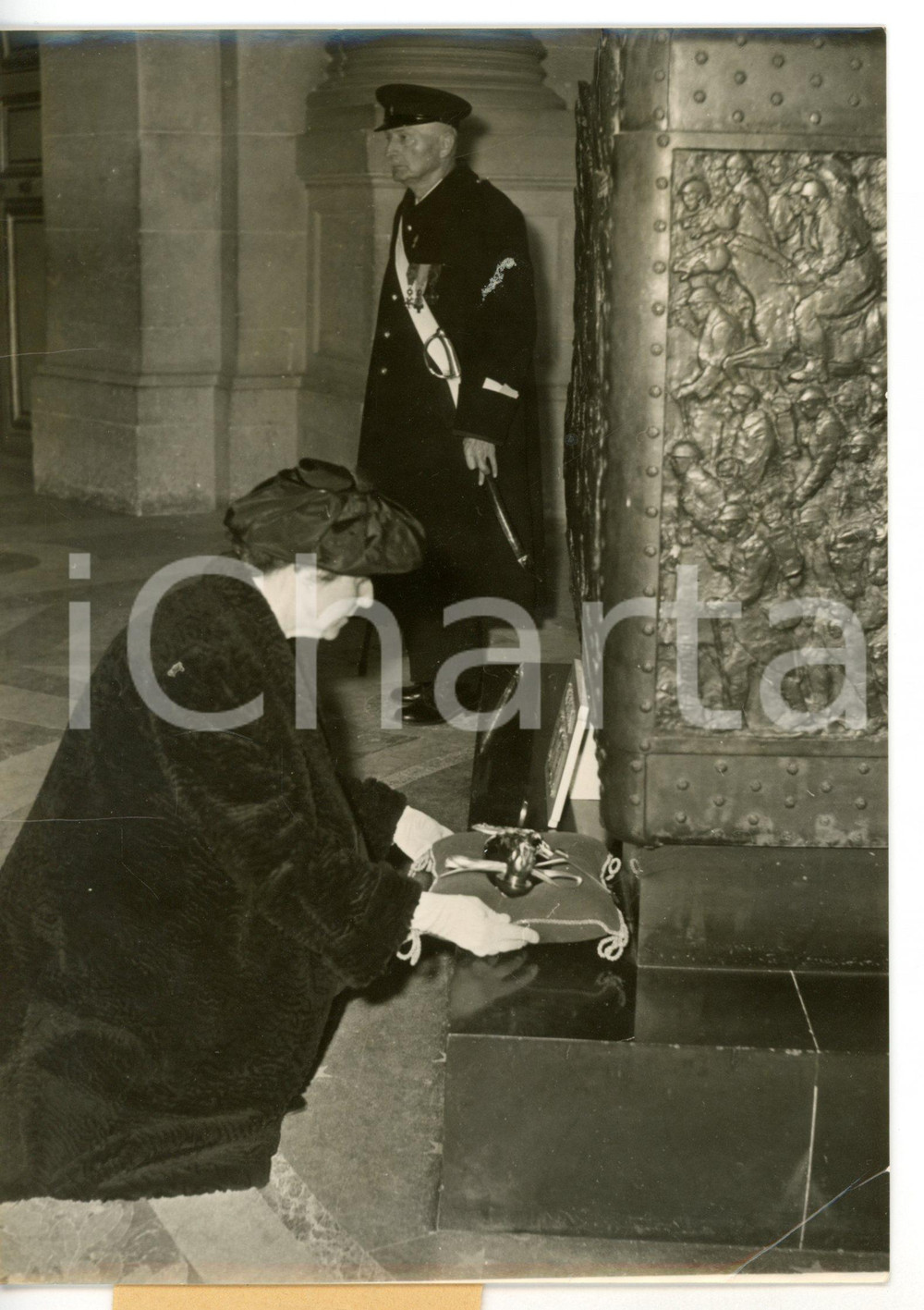 1955 ca PARIS Donna posa Lampada della Fraternità sulla tomba di Ferdinand FOCH