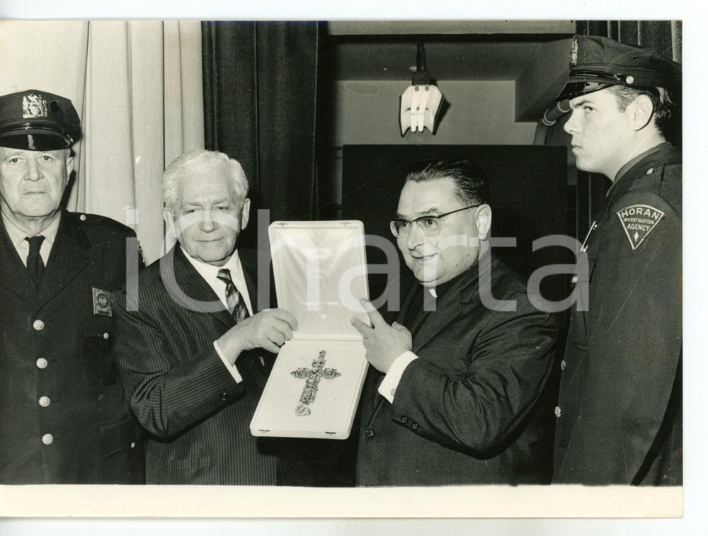 1967 NEW YORK Harry LEVINSON si aggiudica all'asta croce pettorale di PAOLO VI Fotografia d'epoca con didascalia coeva.  CONDIZIONI: G FORMATO: 18x13 cm     originale e autentica 1