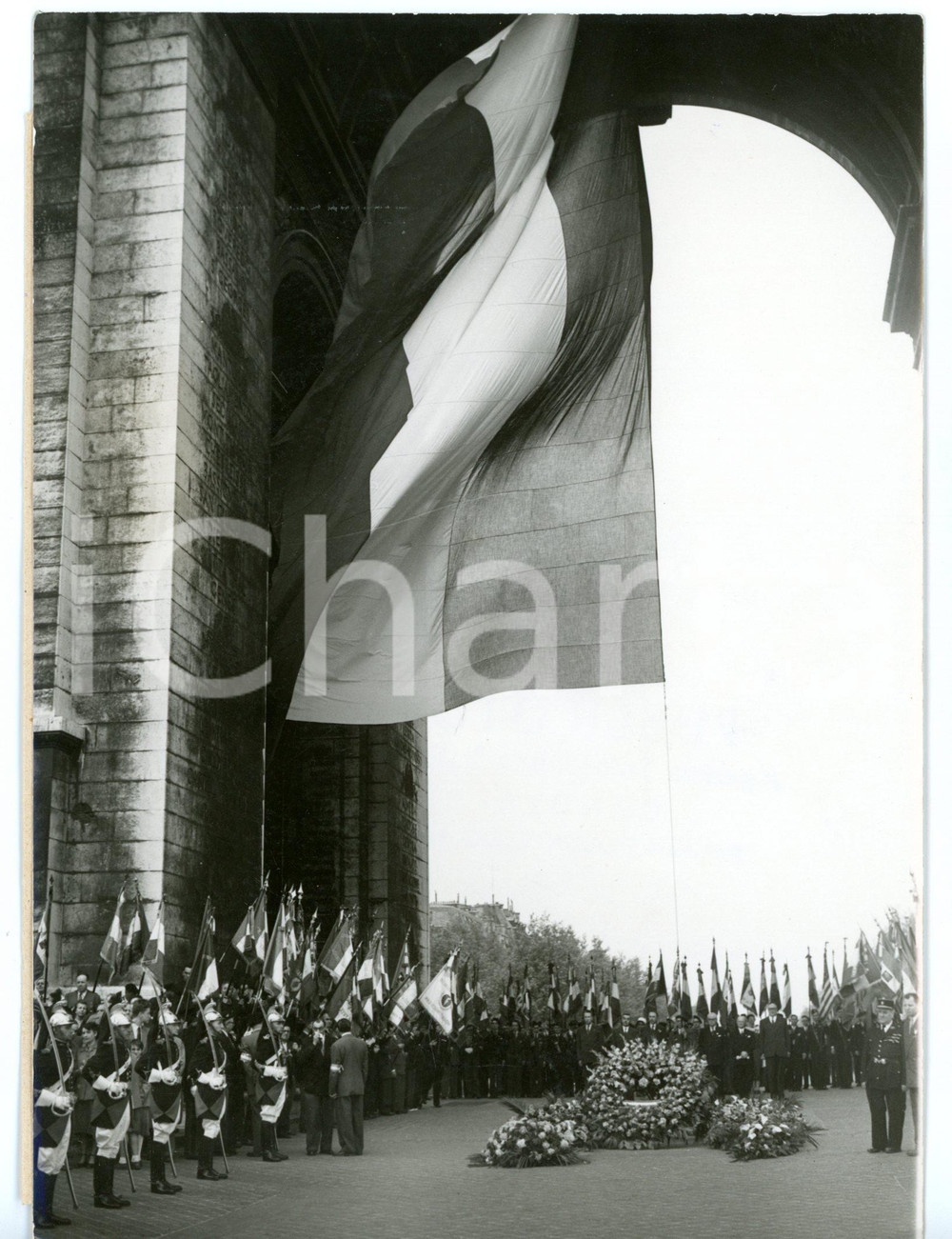 1953 PARIS Arco di Trionfo - Picchetto d'onore per la Giornata della Vittoria Fotografia d'epoca con didascalia coeva.  CONDIZIONI: G FORMATO: 13x18 cm     originale e autentica 1