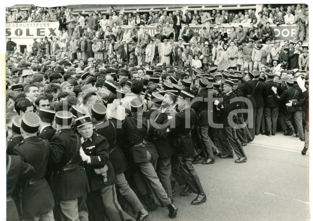1961 AUTOMOBILISMO - 24 ORE LE MANS Cordone di Polizia contiene la folla *Foto