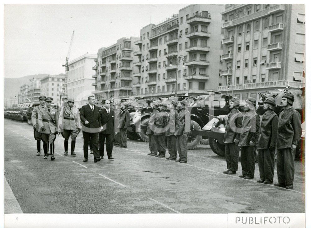 1953 GENOVA Festa della Polizia - Autorità passano in rassegna picchetto d'onore