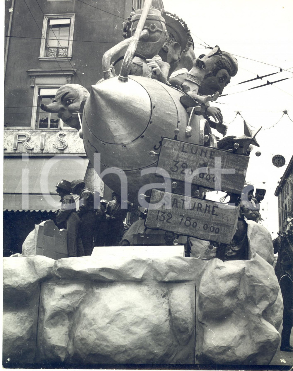 1959 CARNEVALE DI NIZZA Sfilata dei carri a tema spaziale *Foto 18x24 cm Fotografia d'epoca con didascalia coeva al verso.  CONDIZIONI: POOR (fori angolari) FORMATO: 18x24 cm    originale e autentica 1