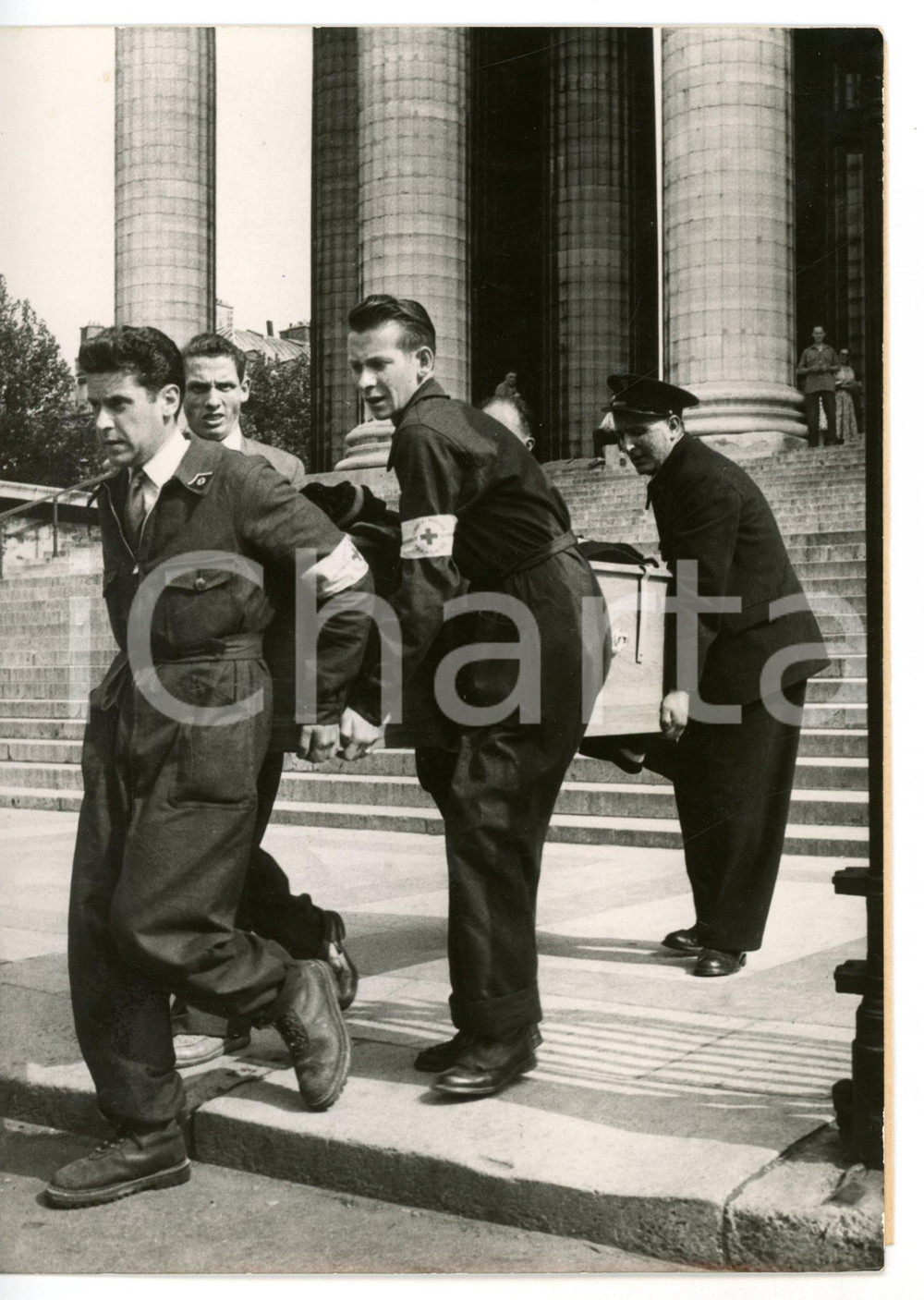 1953 PARIS Sciopero delle pompe funebri - Volontari CRF trasportano una bara