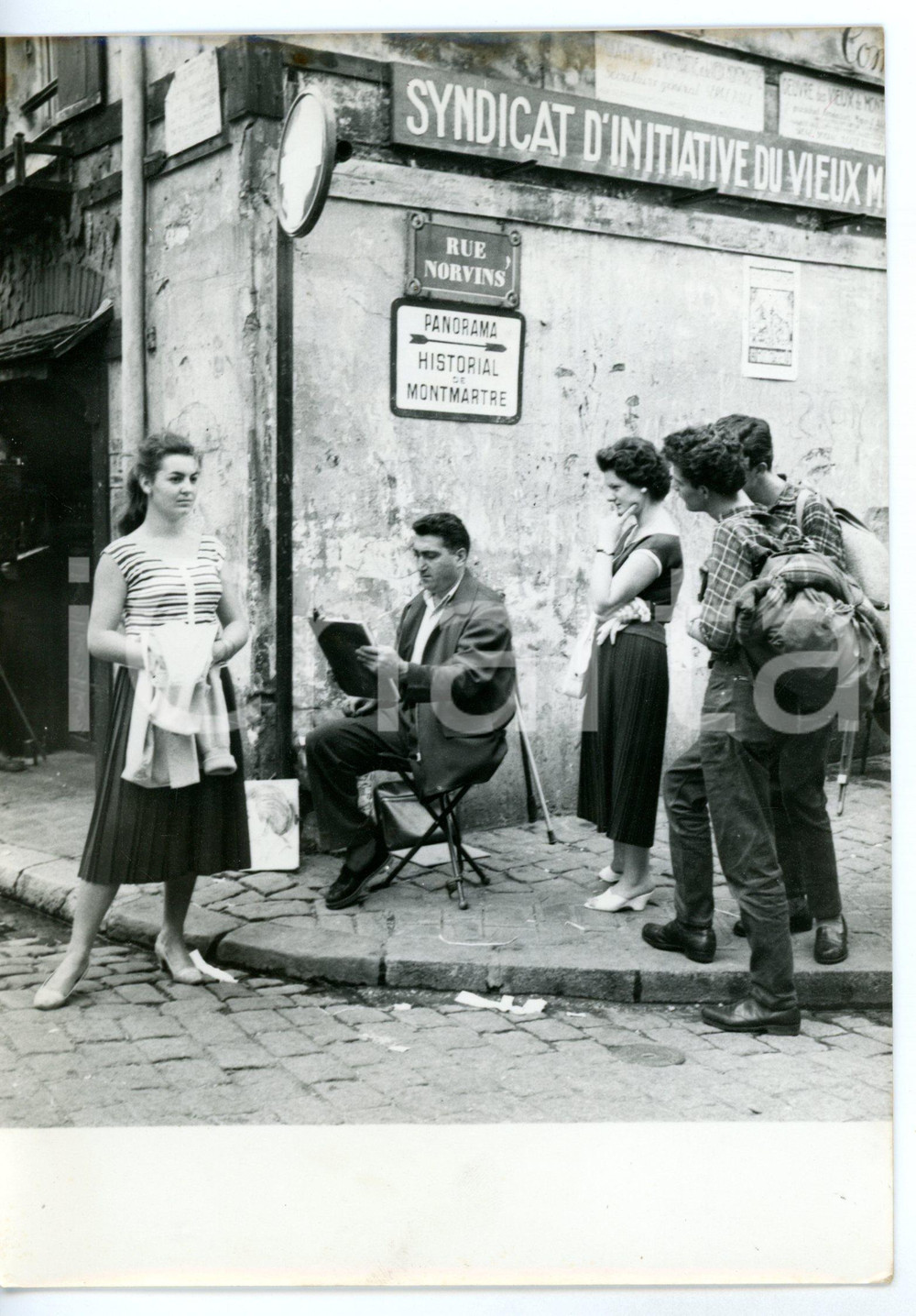 1957 PARIS MONTMARTRE Rue Norvins - Ritrattista di strada all'opera *Foto 13x18 Fotografia d'epoca con didascalia coeva.  CONDIZIONI: FAIR (bassa qualit&agrave; di stampa) FORMATO: 13x18 cm     originale e autentica 1