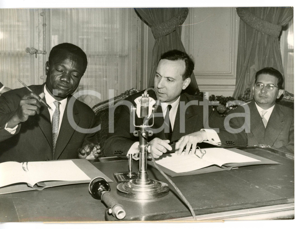 Fotografia d epoca originale 1959 PARIS Michel DEBRÃ‰ e FranÃ§ois TOMBALBAYE stringono accordo di cooperazione 1