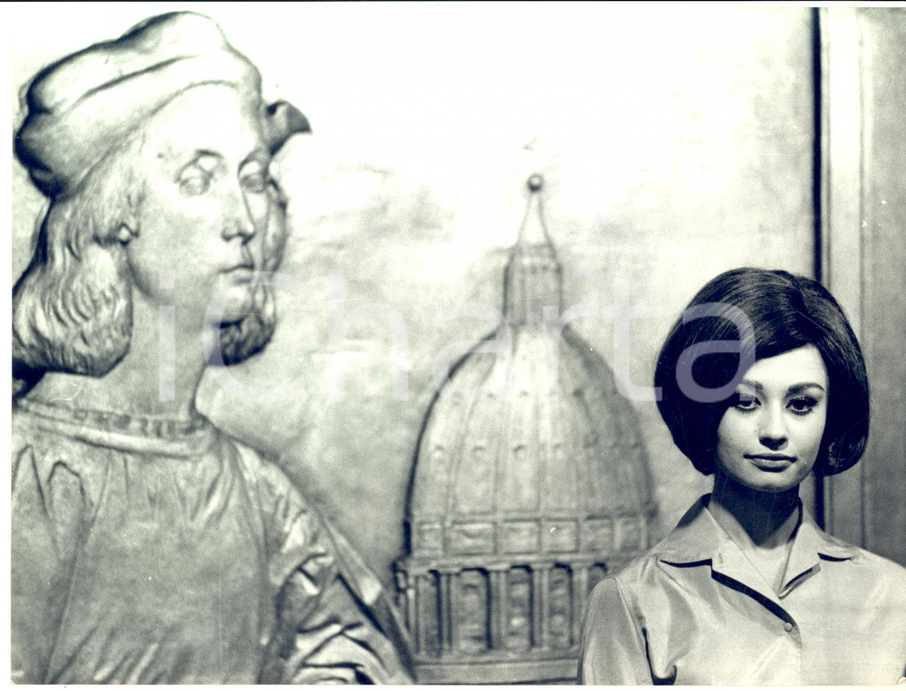 1965 Transatlantico RAFFAELLO - Raffaella CARRA' davanti ai pannelli artistici