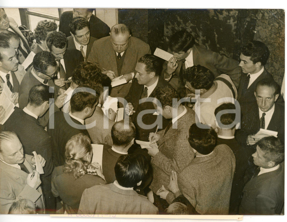 1953 PARIS Hotel Matignon - Maurice BOURGES-MAUNOURY accerchiato dai giornalisti Fotografia d'epoca con didascalia coeva.  CONDIZIONI: FAIR (alone diffuso) FORMATO: 18x13 cm    originale e autentica 1