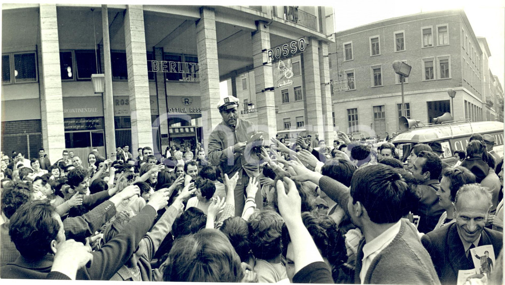 1968 MILANO CANTAGIRO Entusiasmo della folla per Claudio VILLA - Foto 24x14 cm