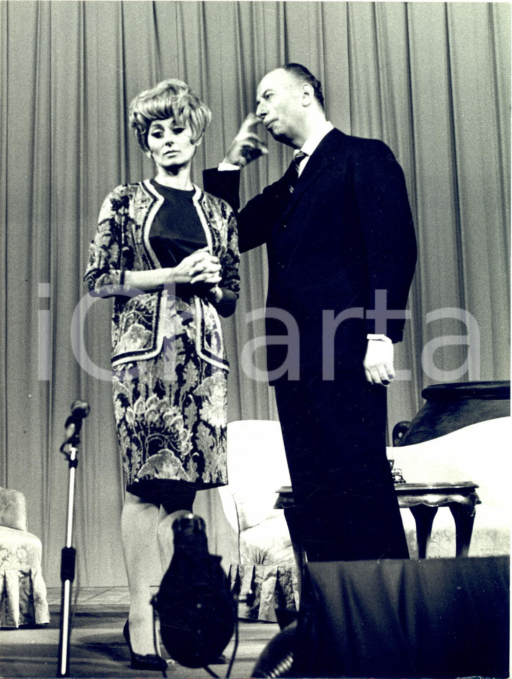 1967 IMPRUNETA Teatro Umoristico - Sketch con Sandra MONDAINI Ernesto CALINDRI Fotografia d'epoca con didascalia coeva al verso. CONDIZIONI: GFORMATO: 18x24 cm     originale e autentica 1