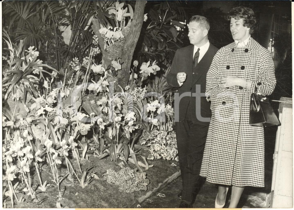 1959 PARIS Floralies Internationales - Ministre Bernard CORNUT-GENTILLE *Photo Fotografia d'epoca con didascalia coeva al verso. CONDIZIONI: GFORMATO: 18x13 cm     originale e autentica 1