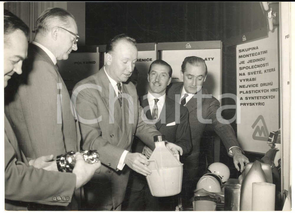 1961 PRAGA Mostra MONTECATINI - Il viceministro LHOTSKY in visita *Foto 18x13 Fotografia d'epoca con didascalia coeva.  CONDIZIONI: G (ma minima piegatura angolare) FORMATO: 18x13 cm     originale e autentica 1