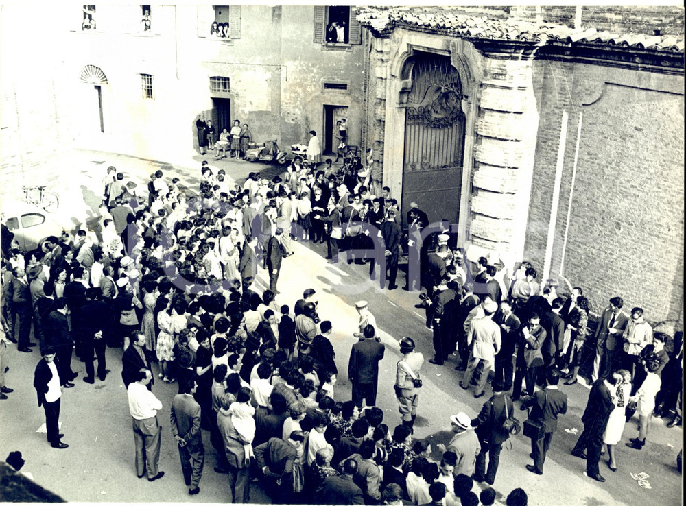 1962 BRIGNANO GERA D'ADDA Fidanzamento Fabrizia CITTERIO - Alessandro BORGHESE  Fotografia d'epoca con didascalia coeva.  CONDIZIONI:  FAIR (minima sbrecciatura al margine inferiore; lievi aloni) FORMATO: 24x18 cm     originale e autentica 1