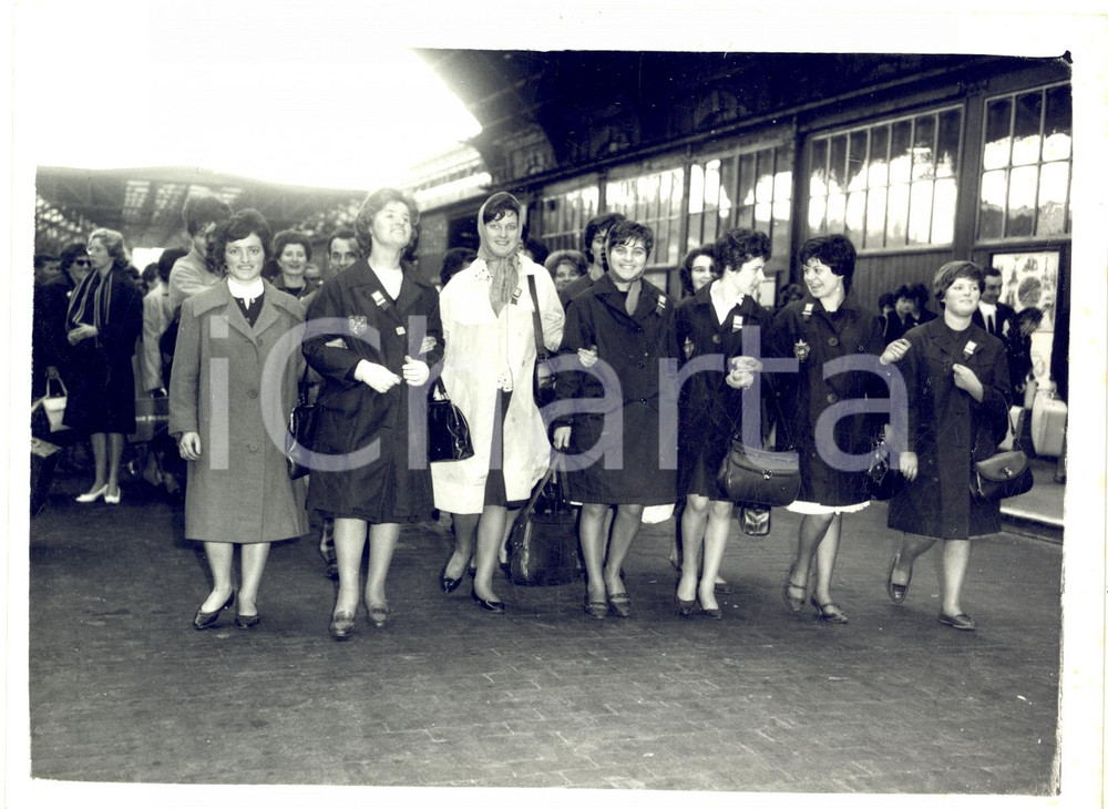 1962 LONDON Victoria Station - Arrival of LILION CHOIR *Photo 20x15 cm