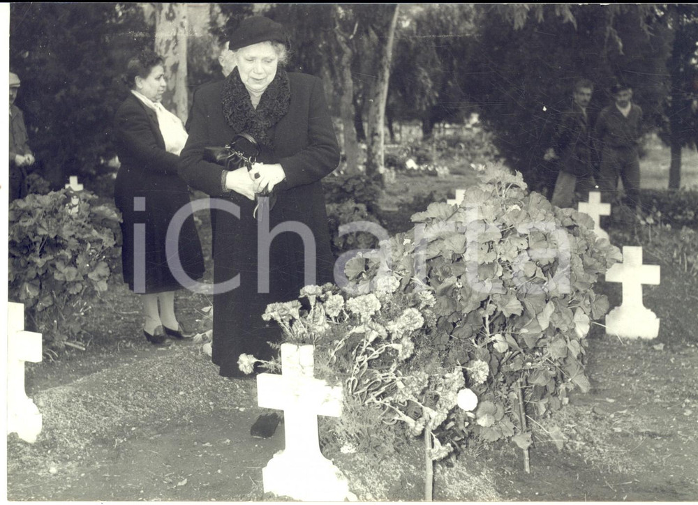1957 MESSINA Agnes SCHMIDT sulla tomba del figlio caduto in guerra *Foto