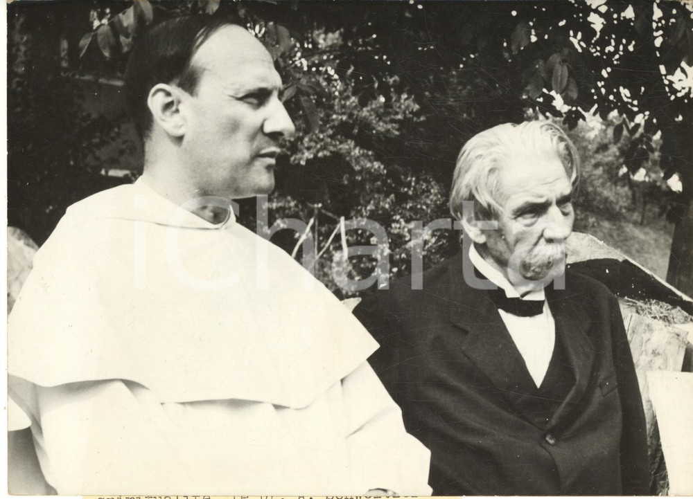 1959 GUNSBACH Albert SCHWEITZER con padre Dominique PIRE - Foto 18x13 cm  Fotografia d'epoca, con didascalia coeva al verso.  CONDIZIONI: G FORMATO: 18x13 cm     originale e autentica 1