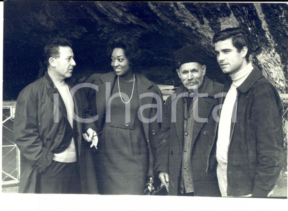 1963 GROTTE DI POSTUMIA Soprano Gloria DAVY con Nino CASTELNUOVO - Foto  Fotografia d'epoca, con didascalia coeva al verso.Nino Castelnuovo stava girando il film "La grotta".  CONDIZIONI: G (ma lievi difetti di stampa) FORMATO: 18x13 cm     originale e autentica 1