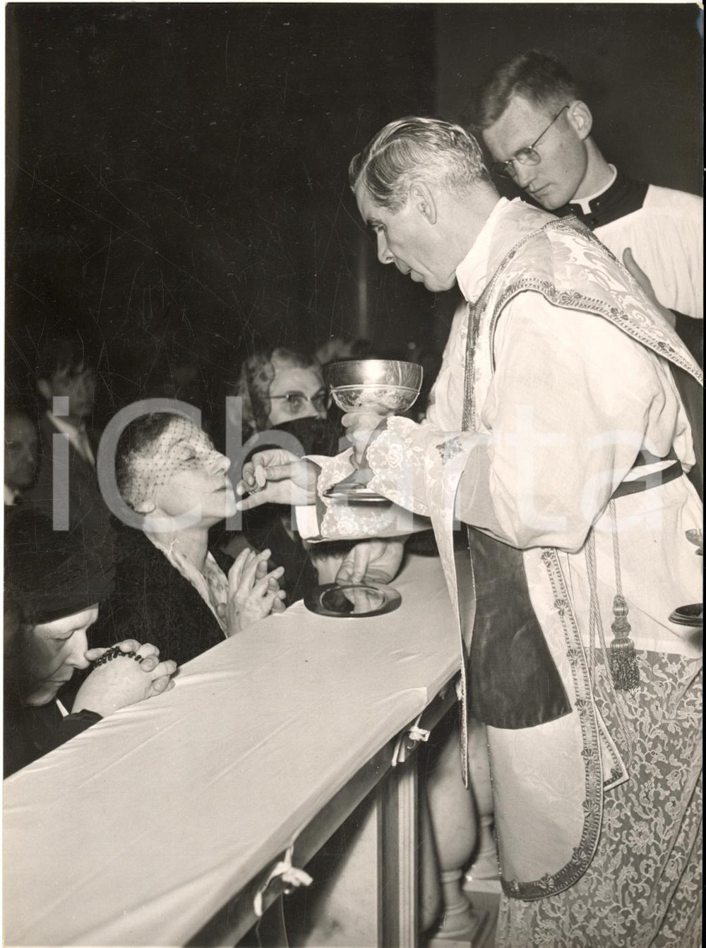 1956 ROMA Mons. Fulton SHEEN celebra messa nella chiesa del Cuore di Maria *Foto Fotografia d'epoca con didascalia coeva.  CONDIZIONI: G FORMATO: 13x18 cm     originale e autentica 1