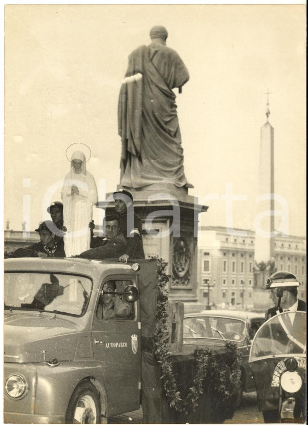 1959 ROMA Piazza San Pietro - Arrivo statua Madonna dei Poveri - Foto 13x18 cm  Fotografia d'epoca, con didascalia coeva al verso.  CONDIZIONI: G (ma lievi difetti di stampa) FORMATO: 13x18 cm     originale e autentica 1