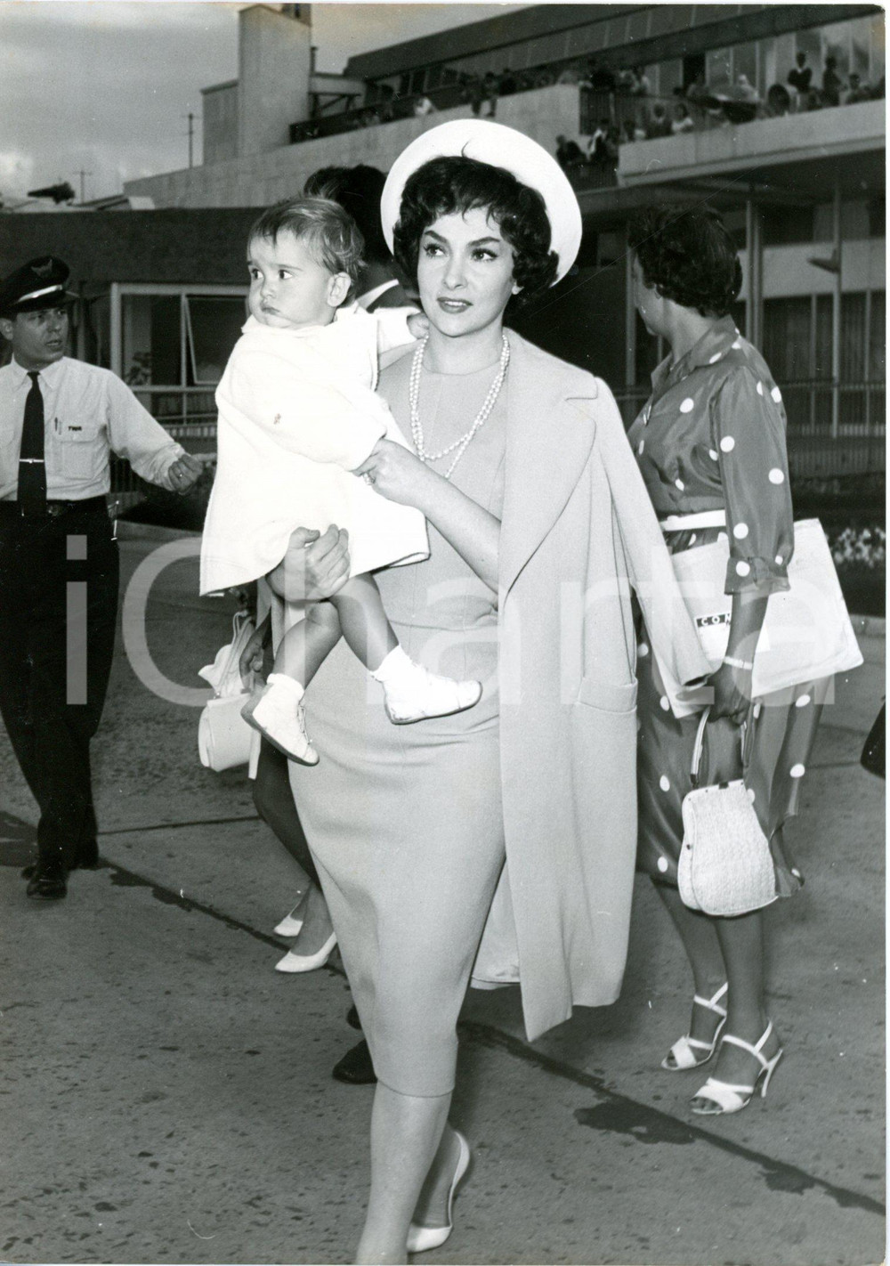 1958 ROMA - Partenza di Gina LOLLOBRIGIDA con il figlio Andrea per Madrid *Foto