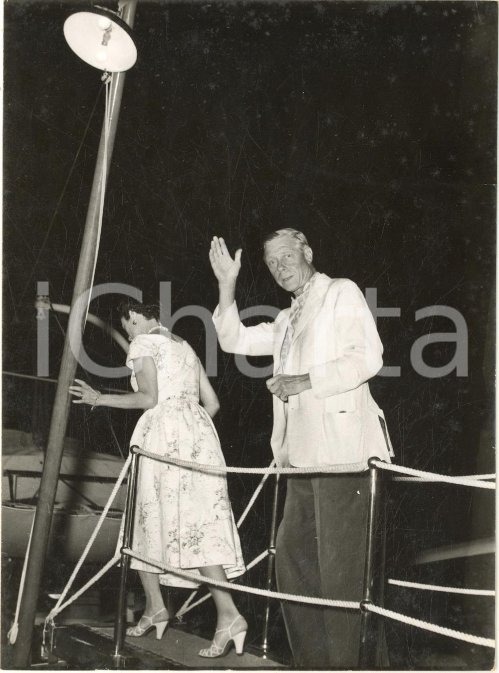 1954 SANTA MARGHERITA LIGURE Duca di WINDSOR Wallis SIMPSON sul "Calisto" Foto Fotografia d'epoca con didascalia coeva al verso. FAIR/discreto lieve sbrecciatura al margine inferiore e residui di polvere Formato: 13x18 cm originale e autentica 1