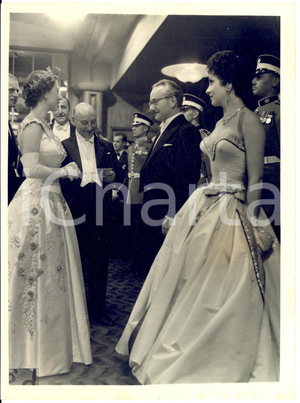 1955 LONDON Gina LOLLOBRIGIDA and David KOSSOFF presented to Queen Elizabeth II Fotografia d'epoca, con didascalia coeva al verso.CONDIZIONI: POOR (piegature al margine inferiore; lievi macchie e aloni)FORMATO: 15x20 cm    originale e autentica 1