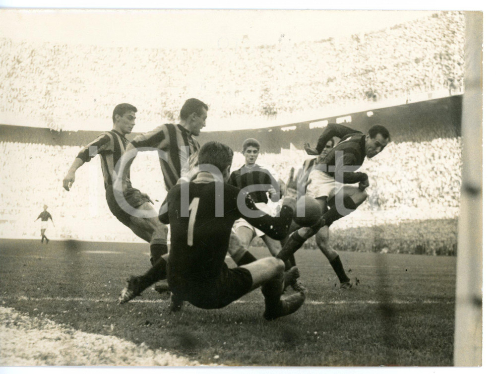 1960 CALCIO Serie A - INTER-MILAN 1-0 Tiro in porta di Santiago VERNAZZA *Foto Fotografia d'epoca con didascalia coeva.  CONDIZIONI: FAIR (piegature al margine inferiore) FORMATO: 18x13 cm     originale e autentica 1
