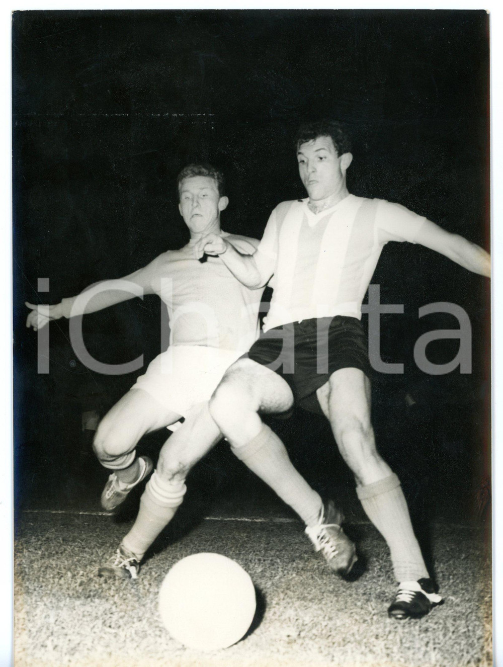1961 CALCIO Amichevole ITALIA-ARGENTINA 4-1 Giovanni TRAPATTONI - NÃ©stor ROSSI Fotografia d'epoca con didascalia coeva.  CONDIZIONI: G (ma bassa qualit&agrave; di stampa e lievi aloni ai margini) FORMATO: 13x18 cm      originale e autentica 1