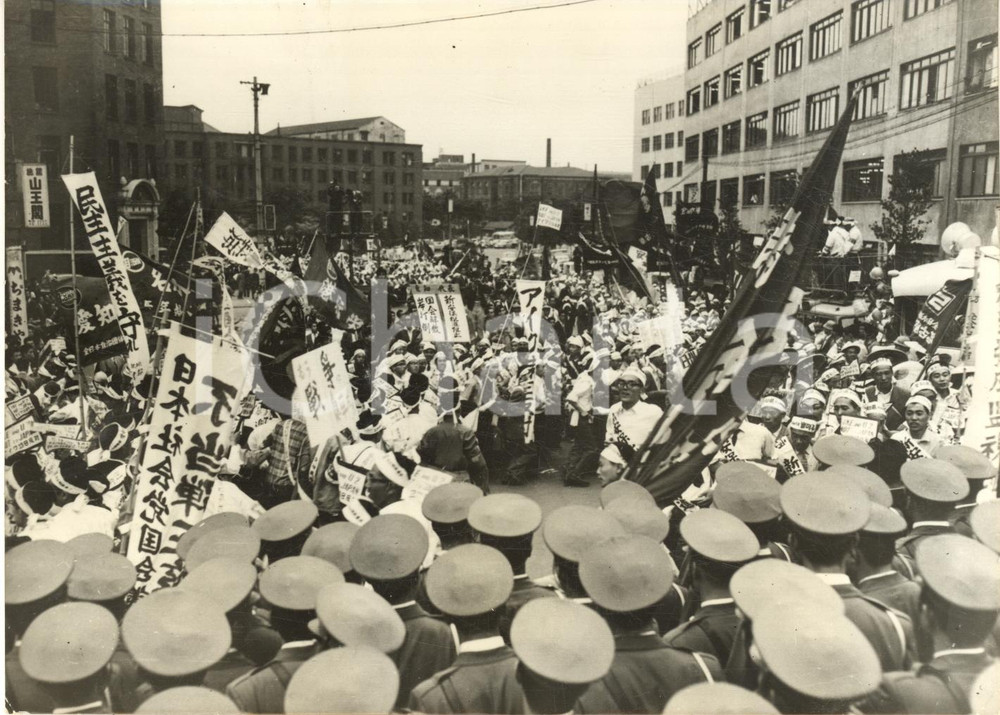 1960 TOKYO (JAPAN) Manifestazione anti-americana davanti all'ambasciata *Foto Fotografia d'epoca con didascalia coeva.  CONDIZIONI: poor (piegature trasversali)FORMATO: 18x13 cm     originale e autentica 1
