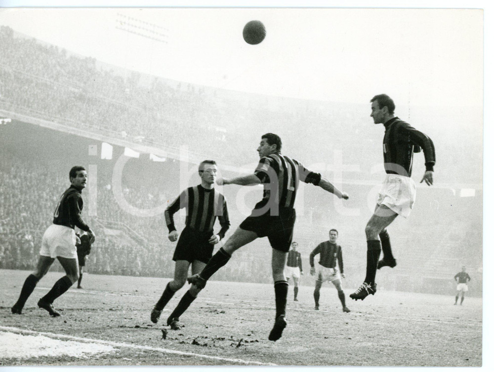 1957 CALCIO Serie A - MILAN-ATALANTA 4-0 Colpo di testa di Carlo GALLI *Foto Fotografia d'epoca con didascalia coeva.  CONDIZIONI: G (ma lieve ondulatura al margine sinistro) FORMATO: 18x13 cm     originale e autentica 1