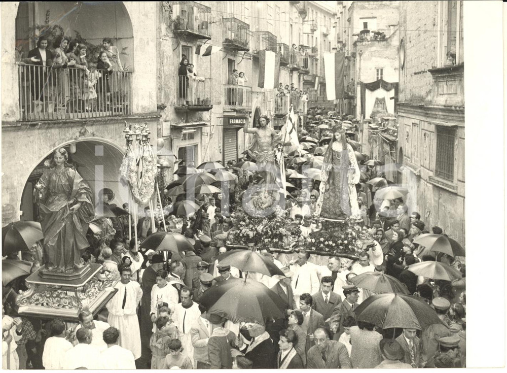 1959 NAPOLI Rione ANTIGNANO al VOMERO - Processione del Cristo Risorto *Foto  Fotografia d'epoca, con didascalia coeva al verso.  CONDIZIONI: POOR (piegatura evidente all'angolo superiore sinistro) FORMATO: 18x13 cm     originale e autentica 1
